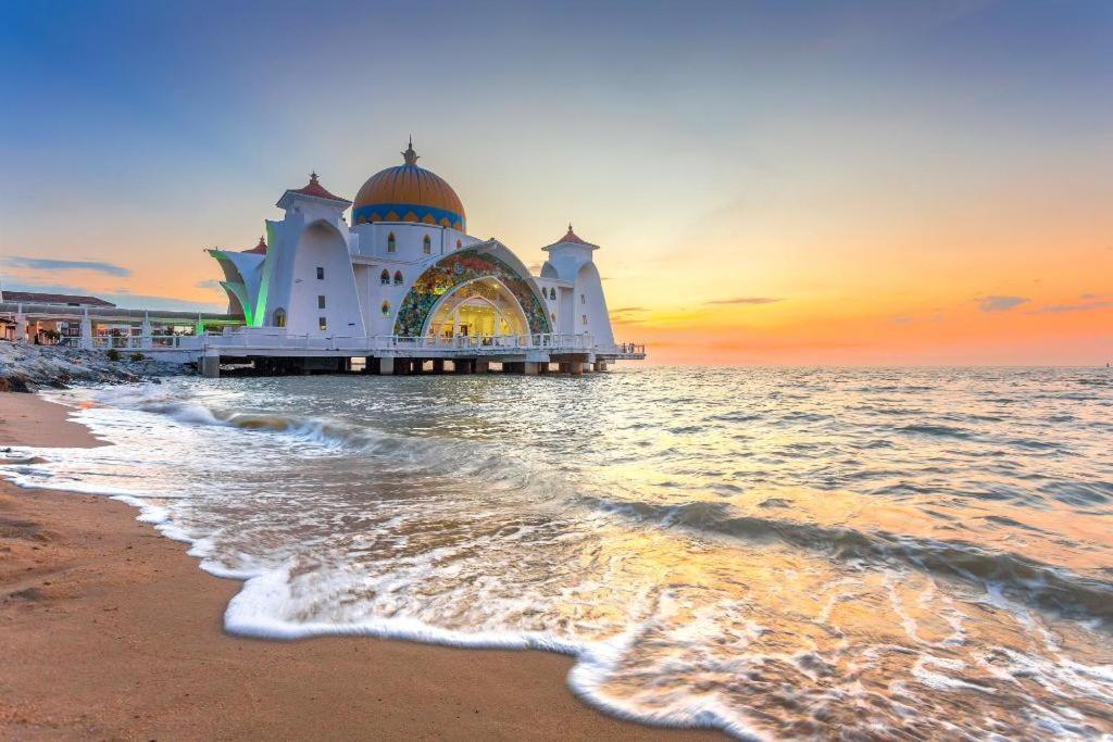Hatten Place Melaka Luaran gambar The mosque at sunset
