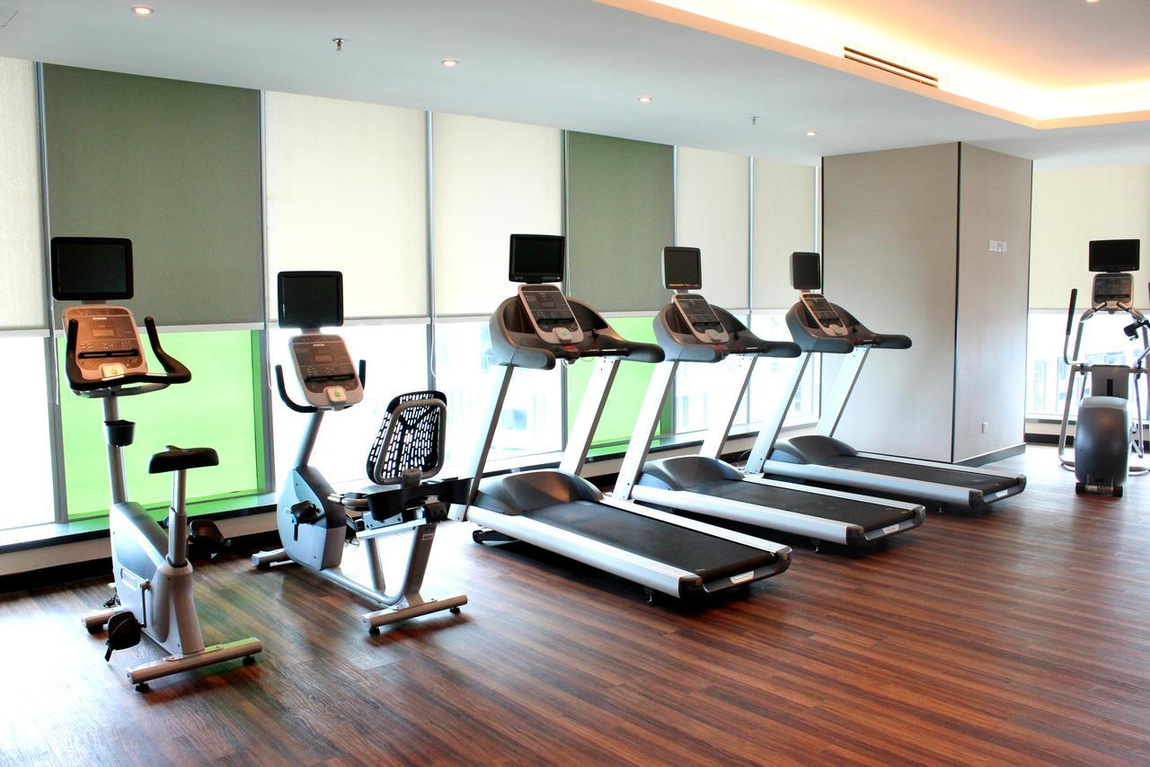 Hatten Place Melaka Luaran gambar A row of treadmills